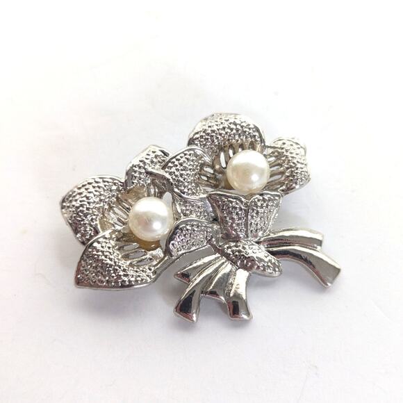 Vintage Estate Silver Tone Faux Pearl Daffodil Spring Flower Brooch - Picture 1 of 3